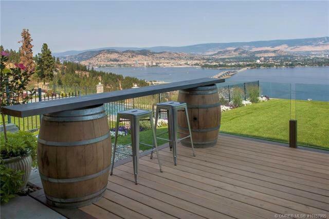Lake And Bridge View Vacation Home West Kelowna Exterior photo
